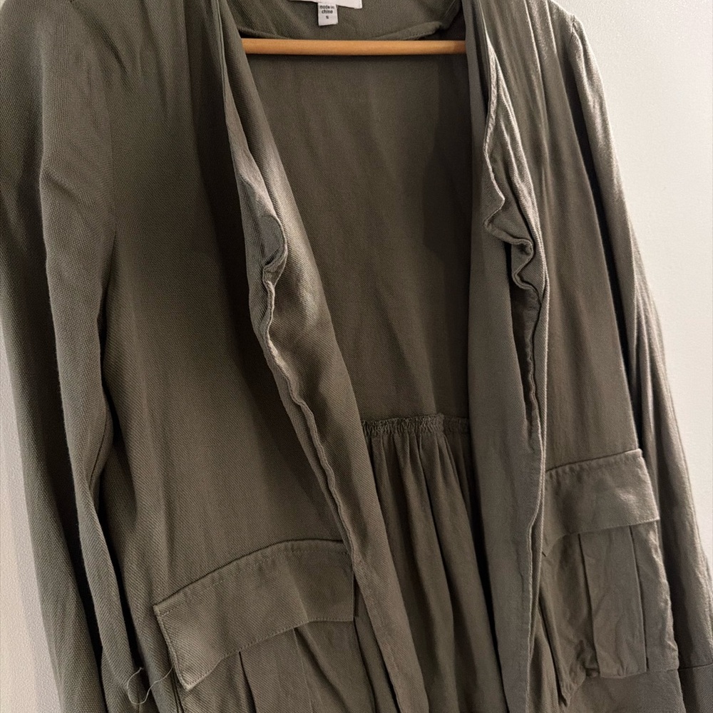 DR2 Women's Light Weight Jacket in Olive Green with Ruffle Back - Picture 4 of 8